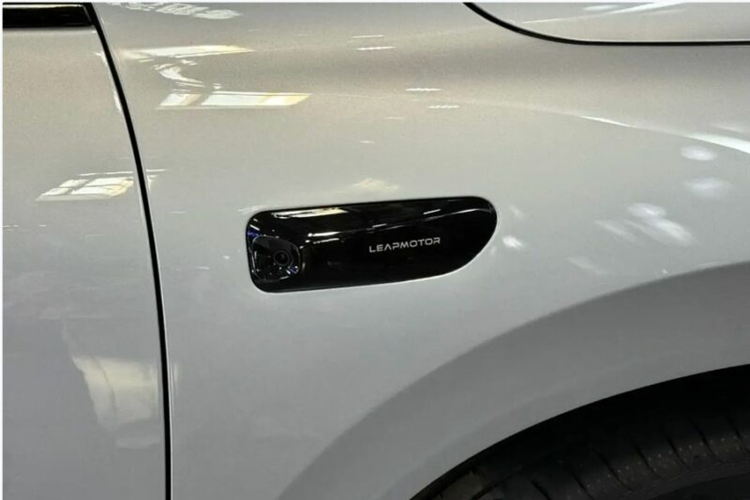 Màn hình trung tâm có chip Qualcomm Snapdragon 8295 điều khiển các chức năng như chế độ xem xung quanh 360° và điều khiển bằng giọng nói. Ngoài ra còn có chức năng nhận dạng khuôn mặt ID. Nội thất có sẵn các màu trắng, cam hoặc tím.