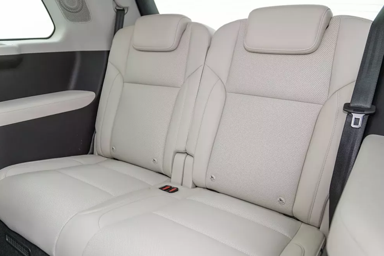 Ngoài ra, các phiên bản có thông số kỹ thuật cao hơn đi kèm với lidar 128 dòng từ Hesai. Theo Leapmotor, 50% doanh số bán trước là cho các gia đình có hai con trở lên và 65% là các gia đình có ba thế hệ. Việc giao hàng sẽ bắt đầu vào tháng tới với mục tiêu là 2.000 xe và tăng lên 5.000 xe vào tháng 8.