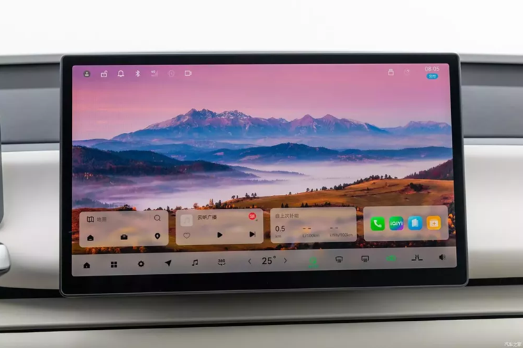 Người mua xe Leapmotor C16 có thể lựa chọn sáu màu là Starlight Silver, Starlight Purple, Skylight Grey, Pearl White, Metallic Black và Glazed Emerald. C16 có nét tương đồng mạnh mẽ với C10. Xe có đèn pha dạng thấu kính và lưới tản nhiệt khép kín nhưng hình dáng tổng thể cơ bắp hơn.