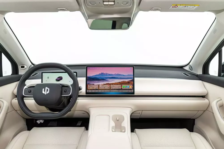 Gói tùy chọn trang bị đầy đủ có giá 10.000 nhân dân tệ, bao gồm bánh xe 21 inch, lốp Yokohama, màn hình phía sau 15,6 inch, 21 loa và hệ thống chiếu sáng xung quanh.