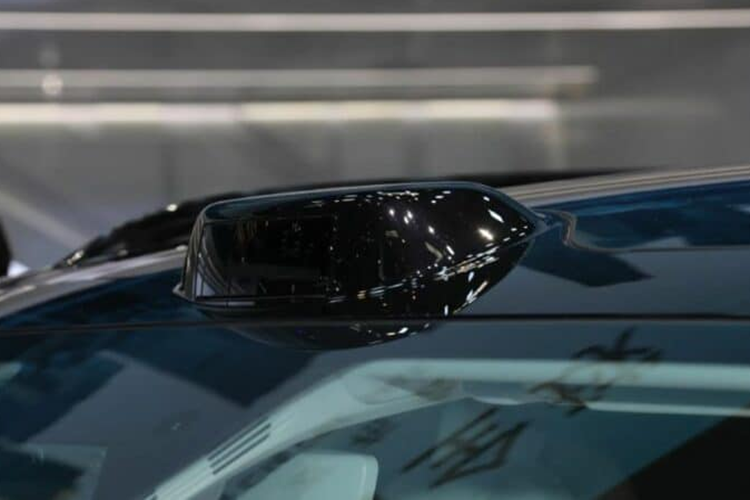 Phạm vi tối đa là 520 km. Sạc 30-80% mất 15 phút. Cần lưu ý rằng C16 chỉ có sẵn dưới dạng xe dẫn động cầu sau. Về khả năng lái xe thông minh, Leapmotor C16 được trang bị chip OrinX + lidar. Toàn bộ xe có tổng cộng 30 phần cứng cảm biến, về mặt lý thuyết có thể đạt được khả năng hỗ trợ lái xe L3.