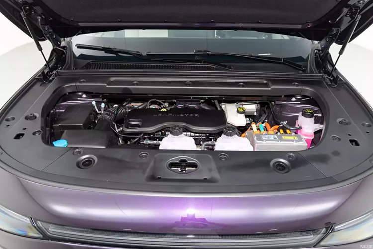 Trong khi đó, hàng ghế thứ ba được thiết kế để tối đa hóa sự thoải mái với khoảng không trên đầu được cho là 947 mm và tựa lưng có thể điều chỉnh 10°. Hành khách hàng ghế thứ ba có tay vịn rộng 120 mm và cũng có sạc USB Type C. Có thể vào hàng ghế thứ ba thông qua lối đi giữa rộng 160 mm.