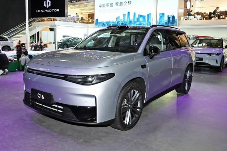 Trong thị trường ngày nay, nơi nhiều hãng xe đã quen với việc nói về “người đầu tiên trong ngành” và “vượt xa”, Leapmotor có vẻ hợp lý đến bất ngờ. Sau khi giới thiệu Leapmotor C16 bằng ngôn ngữ tương đối đơn giản, giá bán cũng đã được công bố chính thức.