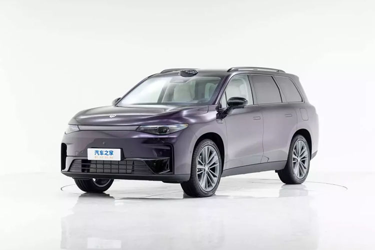 Vào ngày 28/6/2024 vừa qua, Leapmotor C16 2024 mới đã chính thức ra mắt. Xe có tổng cộng 6 phiên bản với mức giá từ 155.800 nhân dân tệ đến 185.800 nhân dân tệ (tương đương 506 triệu đồng đến 604 triệu đồng).