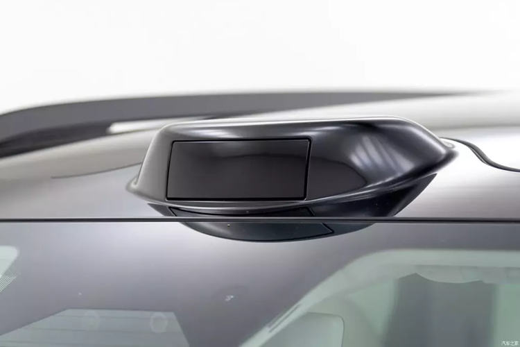 Ngoài ra, phiên bản tầm xa sử dụng thiết kế ống xả ẩn không có khác biệt rõ rệt so với phiên bản thuần điện. Bên trong xe Leapmotor C16 có màn hình thông tin giải trí 14,6 inch gắn ở trung tâm cùng với bảng đồng hồ 10,25 inch.