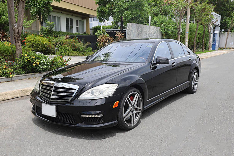 Mercedes-Benz S65 AMG là 1 trong các dòng sedan hạng sang nhanh nhất thế giới, để đạt được danh hiệu này, mẫu "siêu xe 4 cửa" đã được hãng Mercedes-Benz lắp khối động cơ V12, dung tích 6.0 lít, tăng áp kép, cho công suất tối đa 630 mã lực và mô-men xoắn cực đại 1.000 Nm. Ở thời điểm đó, sức mạnh này không thua kém gì các siêu xe.