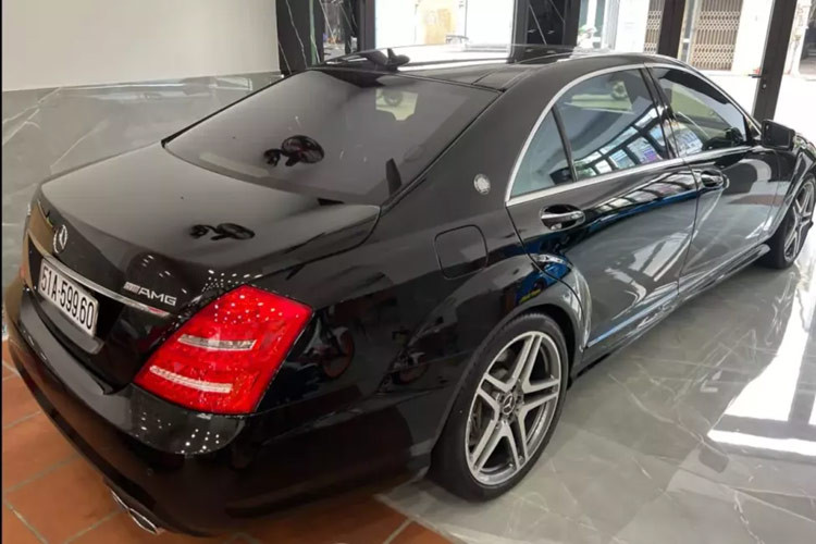 Mẫu Mercedes-Benz S65 AMG hàng hiếm này gây ấn tượng với vẻ ngoài sang trọng nhưng vẫn mang đậm dấu ấn thể thao. Phần đầu xe có tạo hình hầm hố với các khe hút gió được mở rộng và bổ sung thêm dải LED định vị, lưới tản nhiệt 3 nan đơn được đính logo ngôi sao ba cánh. Nắp ca-pô dập gân nổi và trang bị các khe thoát khí cho khối động cơ phía dưới.