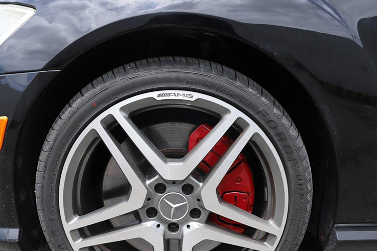 Mẫu xe sedan nhanh nhất thế giới Mercedes-Benz S65 AMG được trang bị bộ mâm AMG 5 chấu có đường kính 20 inch sơn màu bạc, kết hợp hệ thống phanh đĩa hiệu suất cao. Ở phía sau, xe được trang bị phần cản cơ bắp, tên xe và logo AMG được đính ở hai bên đuôi xe, cùng hệ thống ống xả kép cho âm thanh uy lực hơn.