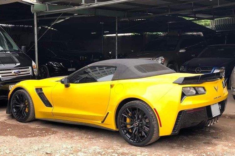 Chevrolet Corvette C7 Z06 Convertible sử dụng mui mềm và có thể đóng hoặc mở chỉ trong vòng 16 giây. Mẫu xe thể thao mui trần này được trang bị khối động cơ LT4, V8, siêu nạp, dung tích 6.2 lít, "bơm" ra công suất tối đa 650 mã lực tại vòng tua máy 6.400 vòng/phút và mô-men xoắn cực đại 880 Nm tại vòng tua máy 3.600 vòng/phút.