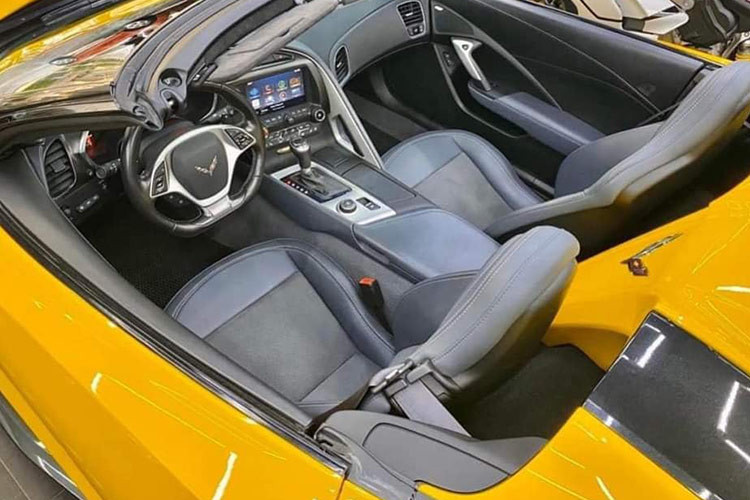 Ngoại thất của chiếc xe thể thao mui trần Chevrolet Corvette C7 Z06 Convertible này có màu vàng, cùng bộ mâm sơn đen và kẹp phanh tông xuyệt tông ngoại thất, xe có mui mềm màu đen, cánh gió đuôi đẹp mắt. Xe đã chạy hơn 40.000 km.