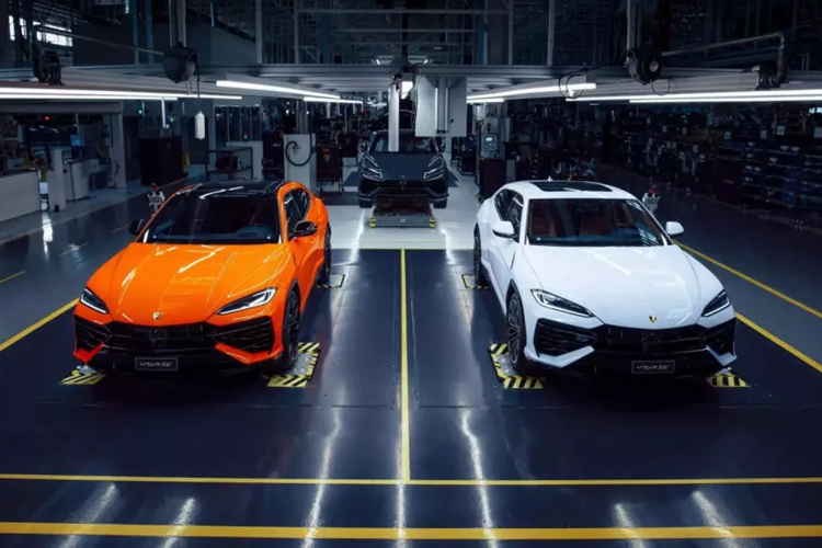 Lamborghini Urus SE có 1 điểm khá hấp dẫn đó là có thể chạy được 60 km mà không tốn 1 giọt xăng nào, điều này đã khiến cho không ít người yêu thích chiếc siêu suv của "bò tót" muốn nhanh chóng được trải nghiệm ngay lập tức, 1 trong số đó có tay chơi siêu xe Phạm Trần Nhật Minh, hay còn gọi là Minh Nhựa.