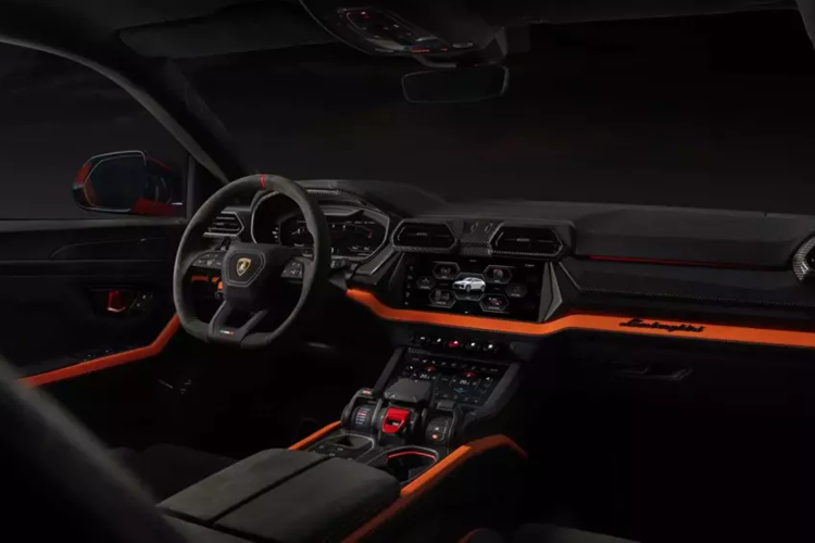Chiếc siêu SUV Lamborghini Urus SE được giới thiệu tại Thái Lan, cũng chính là xe đã ra mắt tại Trung Quốc, ngoại thất xe có màu đỏ cam khá thời trang đi kèm nhiều chi tiết sơn đen bóng, nếu đại lý chính hãng trong nước đã lên lịch mang Lamborghini Urus SE về giới thiệu, rất có thể sẽ là chiếc xe này.