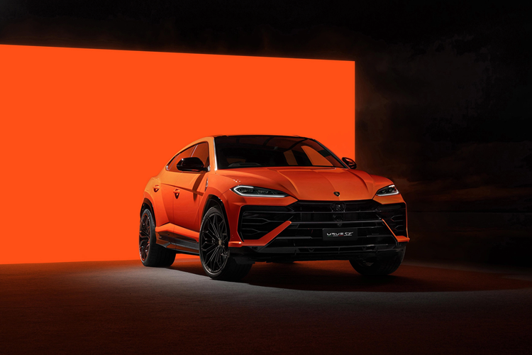Tại Việt Nam, khách hàng như Minh Nhựa đặt mua Lamborghini Urus SE sẽ có giá rất hữu nghị chỉ từ 14,79 tỷ đồng, mức giá này chưa bao gồm các lựa chọn thêm, cũng như chi phí đăng ký xe. Với giá bán tốt đến vậy, hứa hẹn dòng xe Lamborghini Urus SE sẽ được các đại gia Việt ưa chuộng.