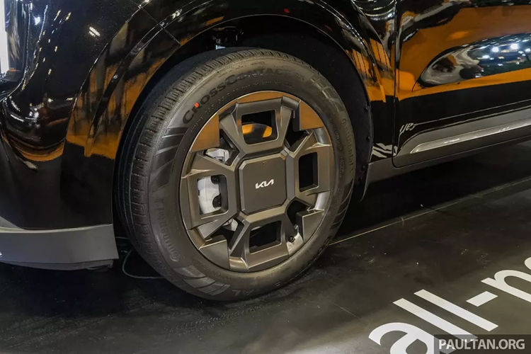 Theo hãng Kia, lượng xăng tiêu thụ kết hợp của Carnival Hybrid là 13,5 km/lít (7,4 lít/100 km) với bản 7 chỗ và dùng vành 19 inch.