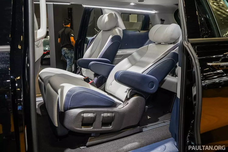 Bên trong chiếc Kia Carnival Hybrid 2024 trưng bày tại Singapore là không gian nội thất 7 chỗ với cấu hình 2+2+3. Ở giữa xe là 2 ghế thương gia có thể chỉnh điện để ngả hoàn toàn về phía sau hoặc trượt lên/xuống chỉnh tay.