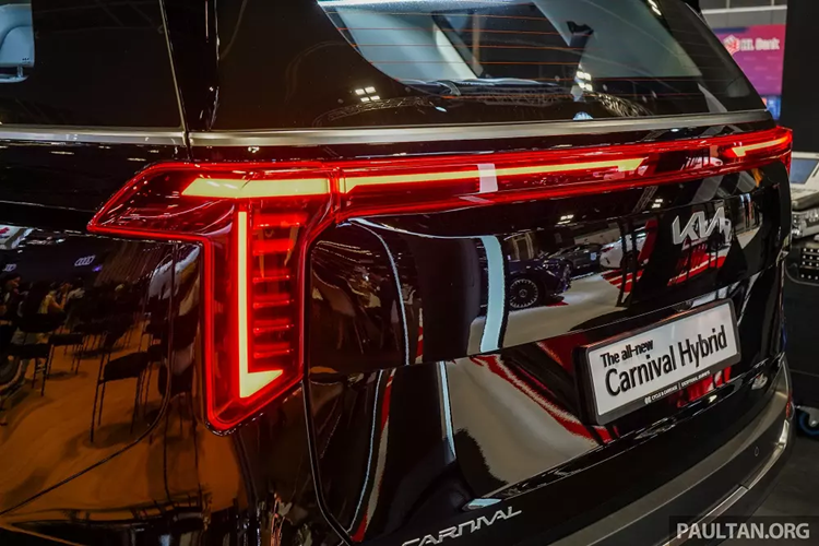 Tiếp theo đó là cửa lùa chỉnh điện bên sườn, vành la-zăng 19 inch, đèn hậu thiết kế dọc mới, nối với nhau bằng dải đèn nằm vắt ngang cửa cốp và cản sau cải tiến.