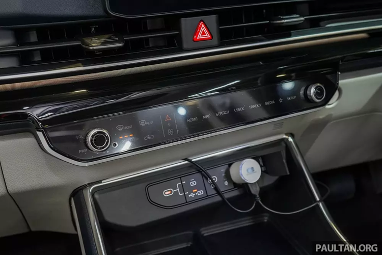 Ngoài ra, mẫu MPV cỡ lớn này còn có đèn viền trang trí nội thất mở rộng, tính năng cập nhật phần mềm qua Wifi, ghế lái Ergo Motion, ngăn chứa đồ dưới bệ tì tay có tính năng khử trùng bằng tia cực tím UV-C và màn hình hiển thị thông tin kính lái HUD.