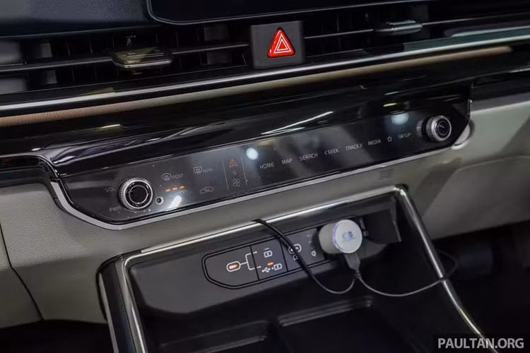 Ngoài ra, mẫu MPV cỡ lớn này còn có đèn viền trang trí nội thất mở rộng, tính năng cập nhật phần mềm qua Wifi, ghế lái Ergo Motion, ngăn chứa đồ dưới bệ tì tay có tính năng khử trùng bằng tia cực tím UV-C và màn hình hiển thị thông tin kính lái HUD.