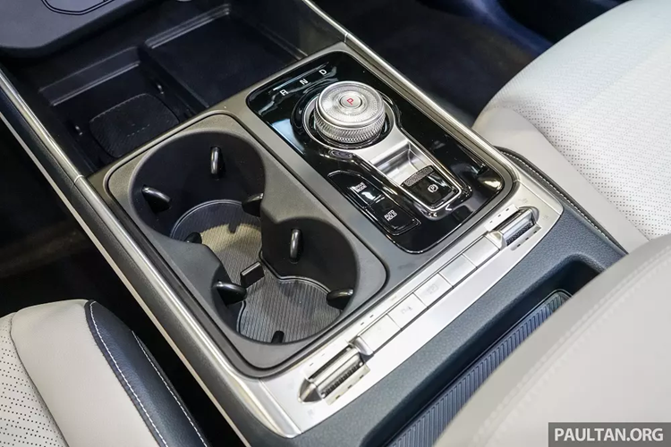 Trang bị an toàn của xe cũng trở nên đầy đủ hơn với hệ thống hỗ trợ lái trên cao tốc thế hệ thứ 2 (HDA2), bao gồm cả hỗ trợ chuyển làn đường. Thêm vào đó là hệ thống hỗ trợ tránh va chạm sớm, hỗ trợ giới hạn tốc độ thông minh, cảnh báo khoảng cách an toàn phía trước/sau/bên sườn khi đỗ xe, rung vô lăng để cảnh báo và 8 túi khí.