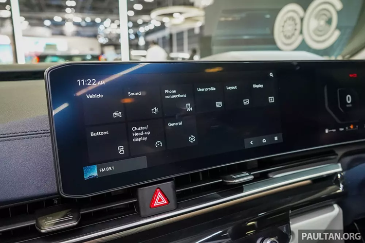 Trong khi đó, khu vực chỉnh điều hòa và màn hình thông tin giải trí được ghép vào làm một với 2 núm xoay mới.