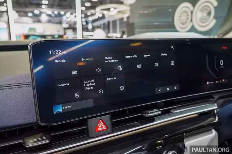 Trong khi đó, khu vực chỉnh điều hòa và màn hình thông tin giải trí được ghép vào làm một với 2 núm xoay mới.