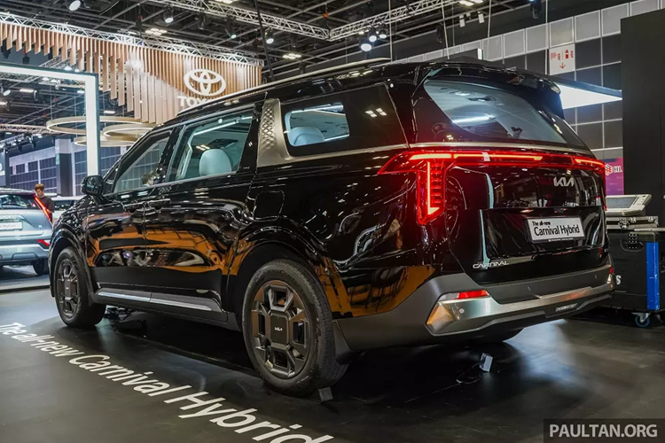 Chiếc xe MPV Kia Carnival 2024 xuất hiện trong triển lãm thuộc phiên bản hybrid mới được bổ sung nhiều nâng cấp, nó dự kiến sẽ thay thế cho bản máy dầu của mẫu MPV này ở thị trường Singapore.
