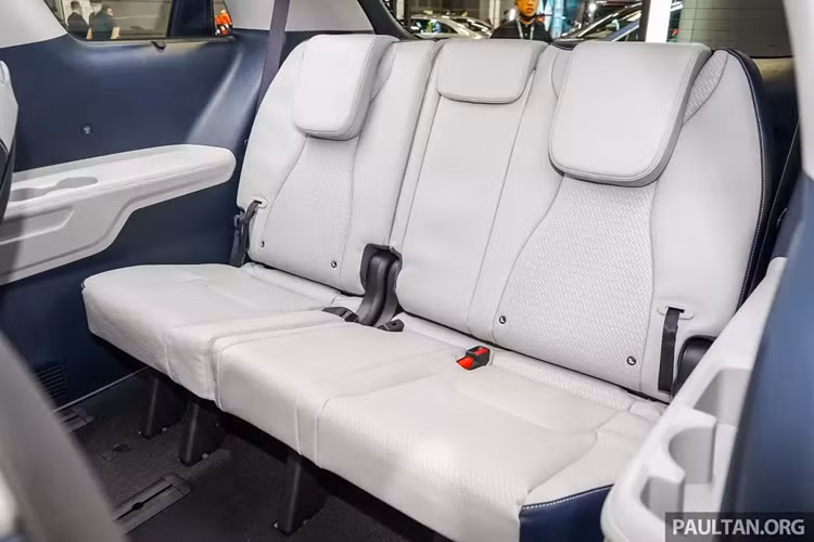 Trong khi đó, hàng ghế thứ 3 có thể gập 60:40 để tăng thể tích khoang hành lý. Tuy nhiên, điểm nhấn bên trong mẫu MPV này nằm ở màn hình cong mới trên mặt táp-lô, tích hợp bảng đồng hồ kỹ thuật số và màn hình cảm ứng trung tâm cùng có kích thước 12,3 inch.
