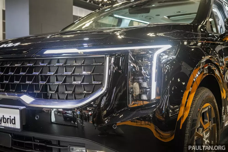 ... cụm đèn pha nằm dọc, dải đèn LED định vị ban ngày kiêm đèn báo rẽ lấy cảm hứng thiết kế từ bản đồ sao và đèn sương mù nằm hai bên hốc gió trung tâm.