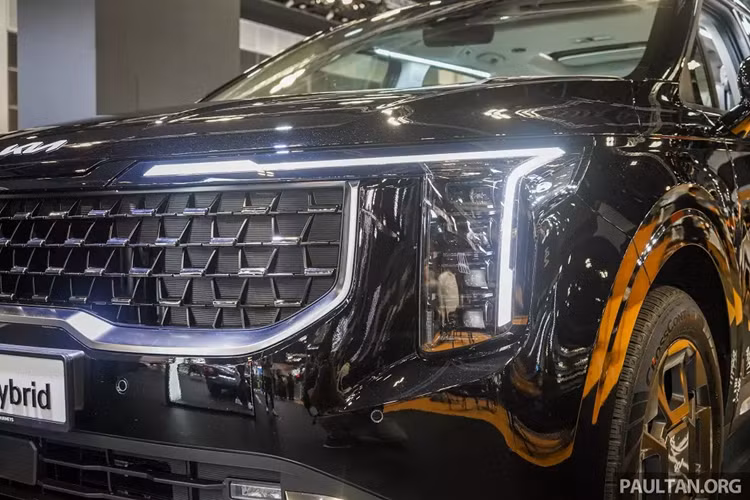 ... cụm đèn pha nằm dọc, dải đèn LED định vị ban ngày kiêm đèn báo rẽ lấy cảm hứng thiết kế từ bản đồ sao và đèn sương mù nằm hai bên hốc gió trung tâm.