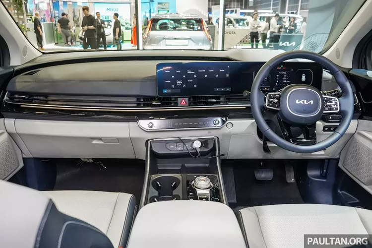 Những trang bị tiện nghi đáng chú ý khác của xe gồm có ghế massage, tính năng điều khiển bằng giọng nói đa vùng với câu lệnh "Hey Kia", dây đai an toàn tích hợp đèn ở hàng ghế thứ hai, kính lái cách âm 2 lớp kéo dài đến hàng ghế giữa, khóa kỹ thuật số Digital Key 2, cổng USB Type C, gương chiếu hậu kỹ thuật số, camera hành trình và hệ thống quét vân tay.