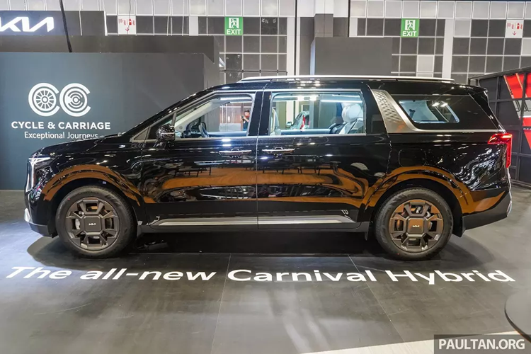 Điểm nhấn của phiên bản này nằm ở hệ truyền động hybrid dùng chung với Kia Sorento. Cụ thể, Kia Carnival Hybrid 2024 được trang bị động cơ xăng 4 xi-lanh, tăng áp, dung tích 1.6L, kết hợp với mô-tơ điện và hộp số tự động 6 cấp. Nhờ đó, Kia Carnival Hybrid 2024 có công suất tổng cộng 245 mã lực và mô-men xoắn cực đại 366 Nm.