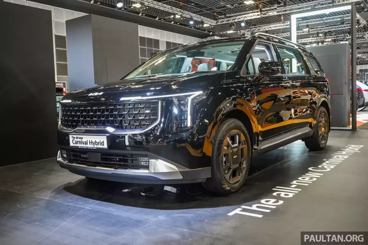 Tại triển lãm Ô tô Singapore 2024 diễn ra vừa qua, hãng Kia đã mang mẫu phiên bản nâng cấp giữa vòng đời của Carnival đến trưng bày và giới thiệu. Kia Carnival hybrid 2024 mới là phiên bản mới ra mắt tại thị trường Hàn Quốc vào hồi cuối năm 2023.
