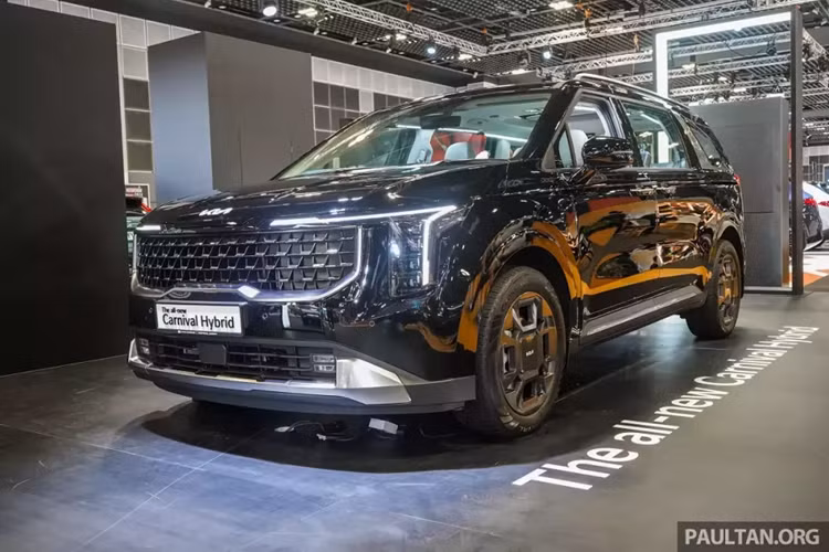 Tại triển lãm Ô tô Singapore 2024 diễn ra vừa qua, hãng Kia đã mang mẫu phiên bản nâng cấp giữa vòng đời của Carnival đến trưng bày và giới thiệu. Kia Carnival hybrid 2024 mới là phiên bản mới ra mắt tại thị trường Hàn Quốc vào hồi cuối năm 2023.