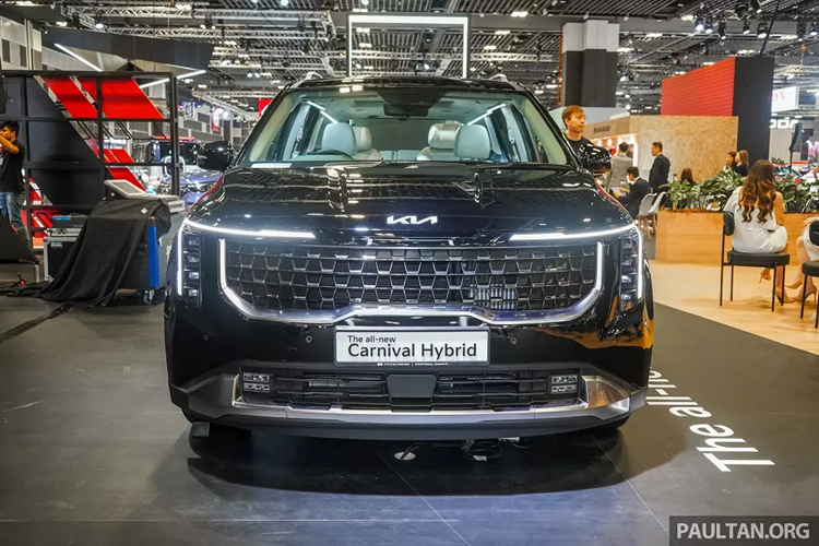 Bên cạnh động cơ hybrid tiết kiệm xăng hơn, Kia Carnival 2024 còn thay đổi nhẹ ở thiết kế ngoại thất. Theo đó, mẫu MPV cỡ lớn này được trang bị lưới tản nhiệt "mũi hổ" mới với những chi tiết mạ crôm hình quả trám...