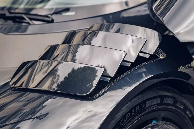 Như một chiếc xe F1 thực thụ, Mercedes-AMG One sở hữu nhiều cơ cấu khí động học. Cánh gió sau mô phỏng chế độ DRS với 3 mức thay đổi: Highway, Track và Race DRS.