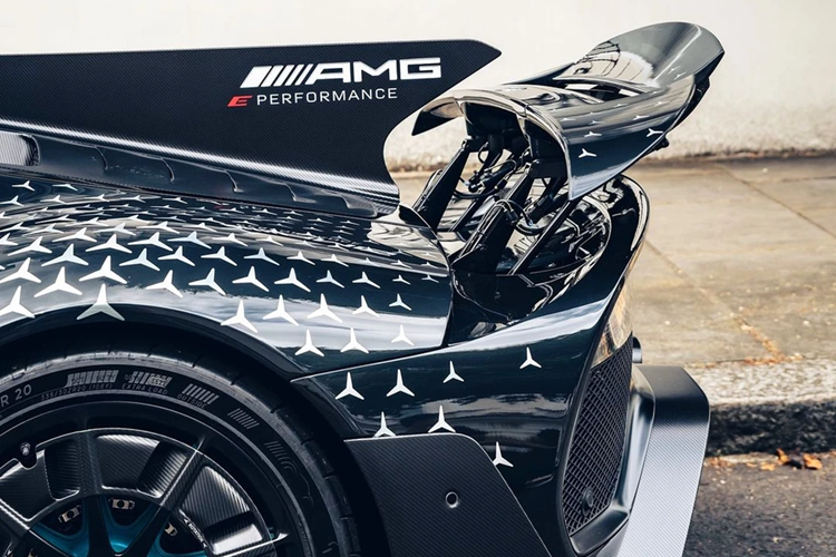 Động cơ V6 có công suất tối đa 574 mã lực. Kết hợp cùng 4 động cơ điện, cơ cấu này cho ra công suất tối đa 1.063 mã lực. Đi kèm là hộp số 7 cấp tự động tích hợp động cơ điện.