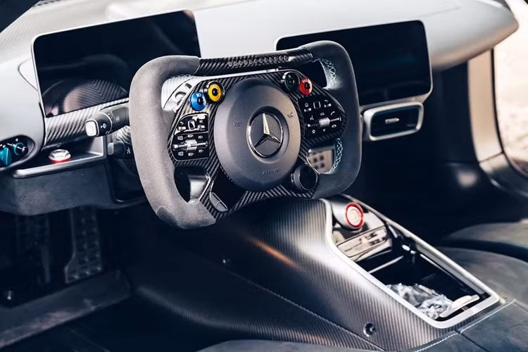 Vô lăng được thiết kế theo hình dạng dùng trên các mẫu xe F1. Các phím bấm cũng như giao diện bảng đồng đồ taplo 10 inch khá thân thiện và dễ sử dụng hơn.