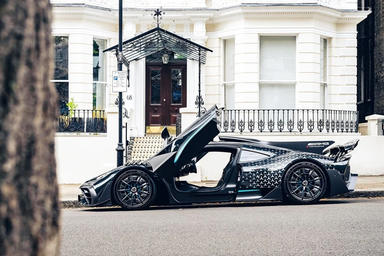 Chiếc Mercedes-AMG One đầu tiên tại London được trang bị bộ cửa nhị diện với cơ cấu mở kiểu cánh bướm, tương tự các mẫu xe thể thao Mercedes-Benz SLR McLaren nổi tiếng trong quá khứ.