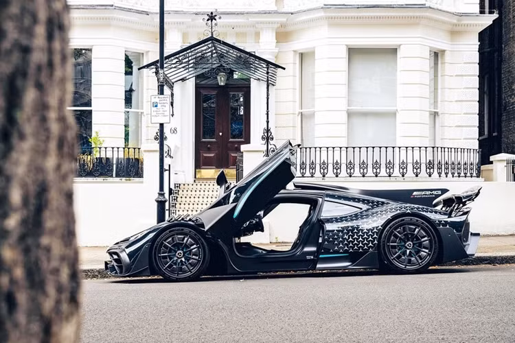 Chiếc Mercedes-AMG One đầu tiên tại London được trang bị bộ cửa nhị diện với cơ cấu mở kiểu cánh bướm, tương tự các mẫu xe thể thao Mercedes-Benz SLR McLaren nổi tiếng trong quá khứ.