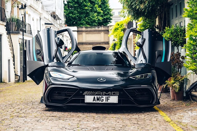 Mercedes-AMG One có mức giá khởi điểm từ 2,72 triệu USD. Khi sở hữu siêu phẩm này, chủ nhân sẽ có đặc quyền mua phiên bản đặc biệt Mercedes-AMG GT Black Series P ONE Edition với phối màu tương tự.