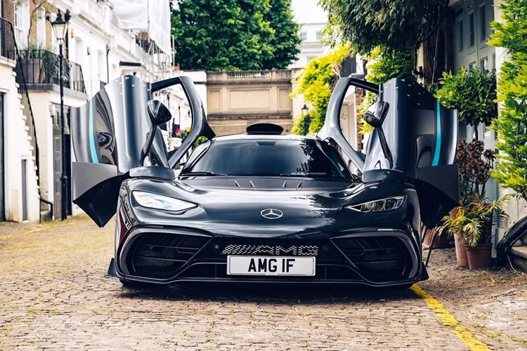 Mercedes-AMG One có mức giá khởi điểm từ 2,72 triệu USD. Khi sở hữu siêu phẩm này, chủ nhân sẽ có đặc quyền mua phiên bản đặc biệt Mercedes-AMG GT Black Series P ONE Edition với phối màu tương tự.