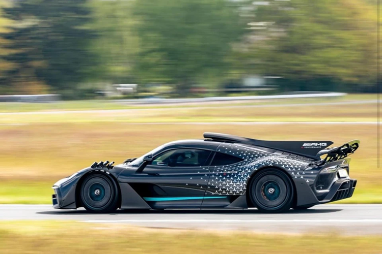 London, thủ đô Anh Quốc, là địa điểm mới nhất có mặt của siêu phẩm này. Chiếc xe Mercedes-AMG One hàng hiếm này vẫn mang phối màu AMG Hyper Black - Motorsport Styling Package STAR quen thuộc.