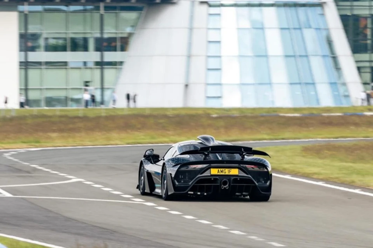 Xe có 6 chế độ lái gồm Race Safe, Race, EV, Race Plus, Strat 2 và Individual. Tính năng RACE START giúp AMG ONE có khả năng tăng tốc từ 0 lên 100 km/h trong 2,9 giây.