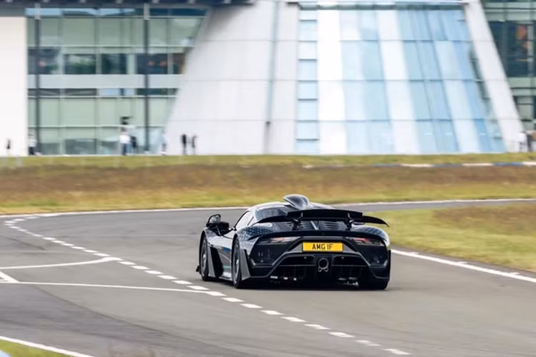 Xe có 6 chế độ lái gồm Race Safe, Race, EV, Race Plus, Strat 2 và Individual. Tính năng RACE START giúp AMG ONE có khả năng tăng tốc từ 0 lên 100 km/h trong 2,9 giây.