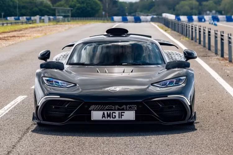 Tan thay sieu xe Mercedes-AMG One trieu do dau tien tai London