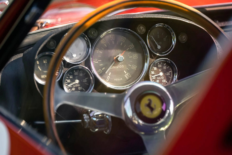 Mô tả đấu giá cho biết đây cũng là chiếc Ferrari duy nhất được chế tạo dưới thời Enzo Ferrari tham gia tới 6 cuộc đua Le Mans. Cuộc đua cuối cùng của xe là 24 Hours of Daytona năm 1970, sau đó xe được Bảo tàng Indianapolis Motor Speedway mua lại và được lưu giữ ở bảo tàng này từ đó tới nay.