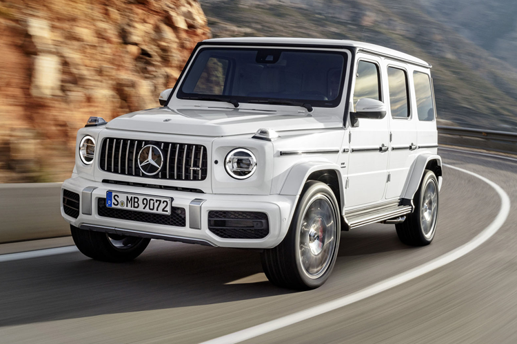 Còn các xe lướt, giá bán từ 5,8 tỷ đến 9 tỷ đồng, tùy thuộc vào đời xe, trang bị... SUV hạng sang Mercedes-AMG G63 được trang bị khối động cơ xăng V8, tăng áp kép, dung tích 4.0 lít, sản sinh công suất tối đa 577 mã lực tại vòng tua máy 6.000 vòng/phút và mô-men xoắn cực đại 850 Nm tại dải tua máy 2.500 - 3.500 vòng/phút.