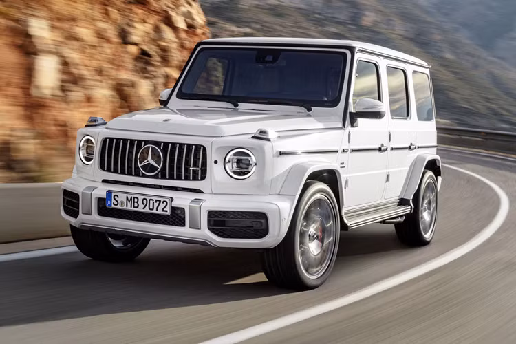 Còn các xe lướt, giá bán từ 5,8 tỷ đến 9 tỷ đồng, tùy thuộc vào đời xe, trang bị... SUV hạng sang Mercedes-AMG G63 được trang bị khối động cơ xăng V8, tăng áp kép, dung tích 4.0 lít, sản sinh công suất tối đa 577 mã lực tại vòng tua máy 6.000 vòng/phút và mô-men xoắn cực đại 850 Nm tại dải tua máy 2.500 - 3.500 vòng/phút.