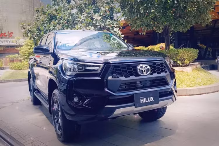 Không chỉ Úc mà thị trường Indonesia cũng đón nhận phiên bản nâng cấp nhẹ của dòng xe bán tải Hilux. Tuy nhiên, khác với xe ở thị trường Úc, Toyota Hilux 2024 mới dành cho Indonesia không có hệ truyền động mild hybrid mới. Thay vào đó, mẫu xe bán tải này ở thị trường Indonesia tiếp tục dùng máy dầu như cũ.