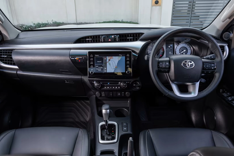 Riêng bản cao cấp nhất có thêm 2 cảm biến hỗ trợ đỗ xe phía trước và 4 cảm biến sau. Ông Jimmi Suwandy, Giám đốc marketing của Toyota Indonesia, cho biết những thay đổi kể trên nhằm giúp Hilux trở thành lựa chọn hấp dẫn hơn với cả người mua xe để chở hàng và chạy off-road.